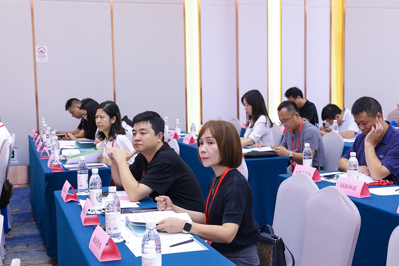 格林参加会议